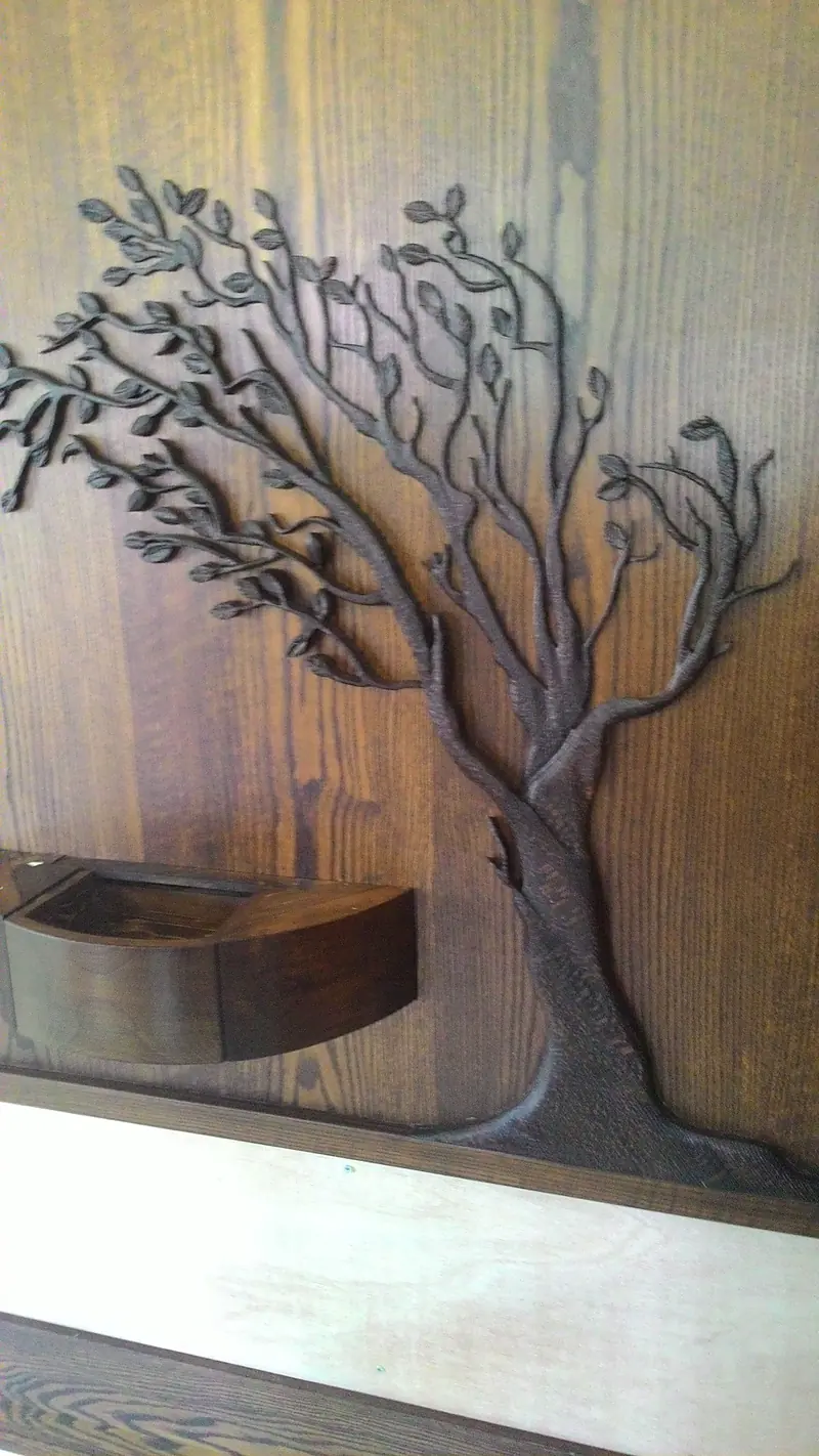 Arbre sculpté en relief sur un panneau de bois, avec console demi-ronde