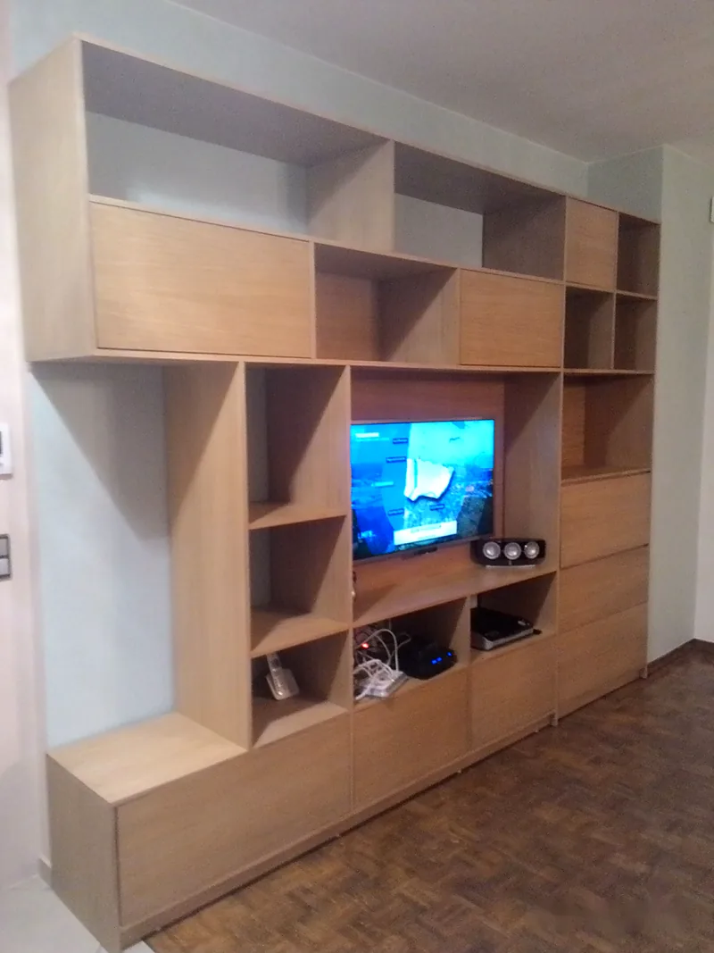 Bibliothèque en bois avec meuble TV et bureau intégré, abattant fermé