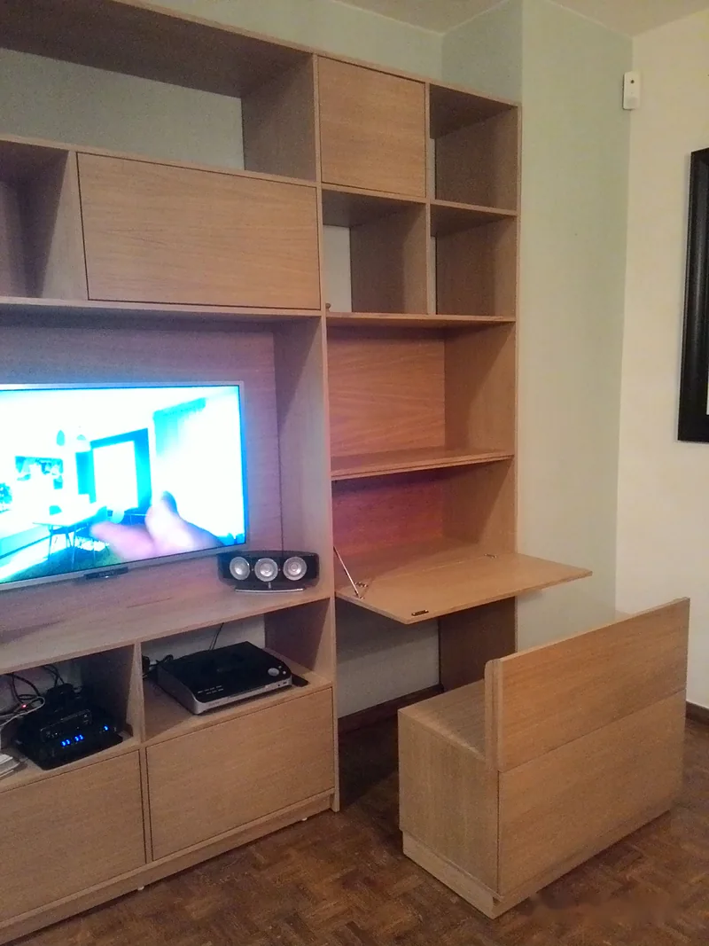 Bibliothèque en bois avec bureau intégré, abattant ouvert