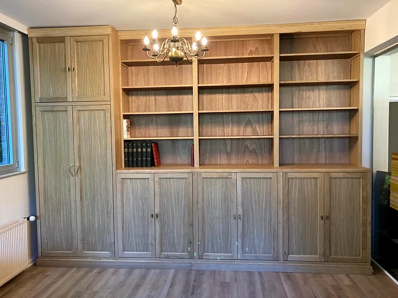 Bibliothèque en chêne de style vintage avec placards bas et armoire