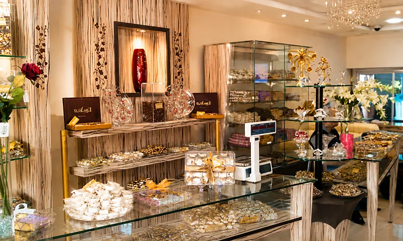 Comptoirs vitrés et présentoirs en bois d'une chocolaterie
