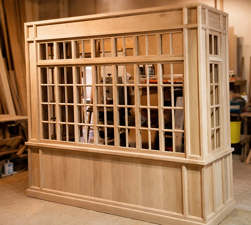 Claustra en bois à croisillons, fabriqué sur mesure pour une maison de maître
