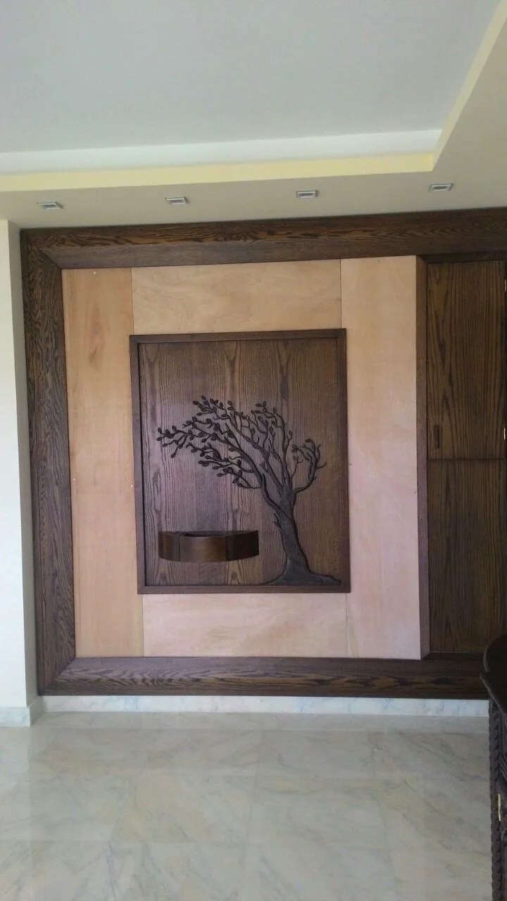 Décoration murale en bois : arbre sculpté et console demi-ronde dans un encadrement
