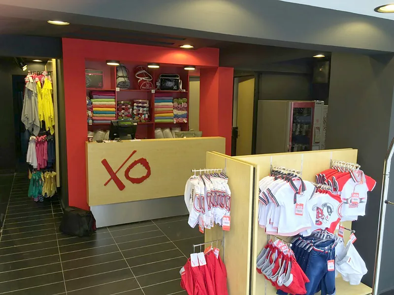 Comptoir et présentoirs en bois d'un magasin de vêtements