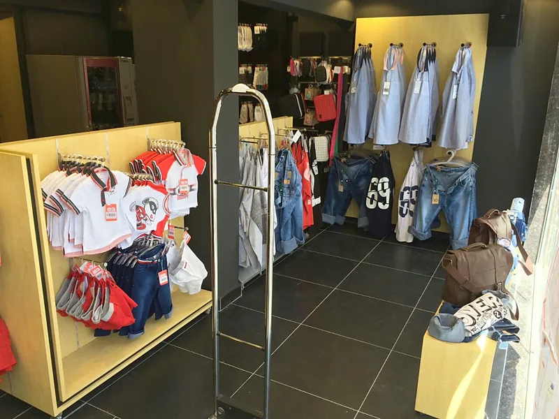 Présentoirs muraux et gondole en bois d'un magasin de vêtements