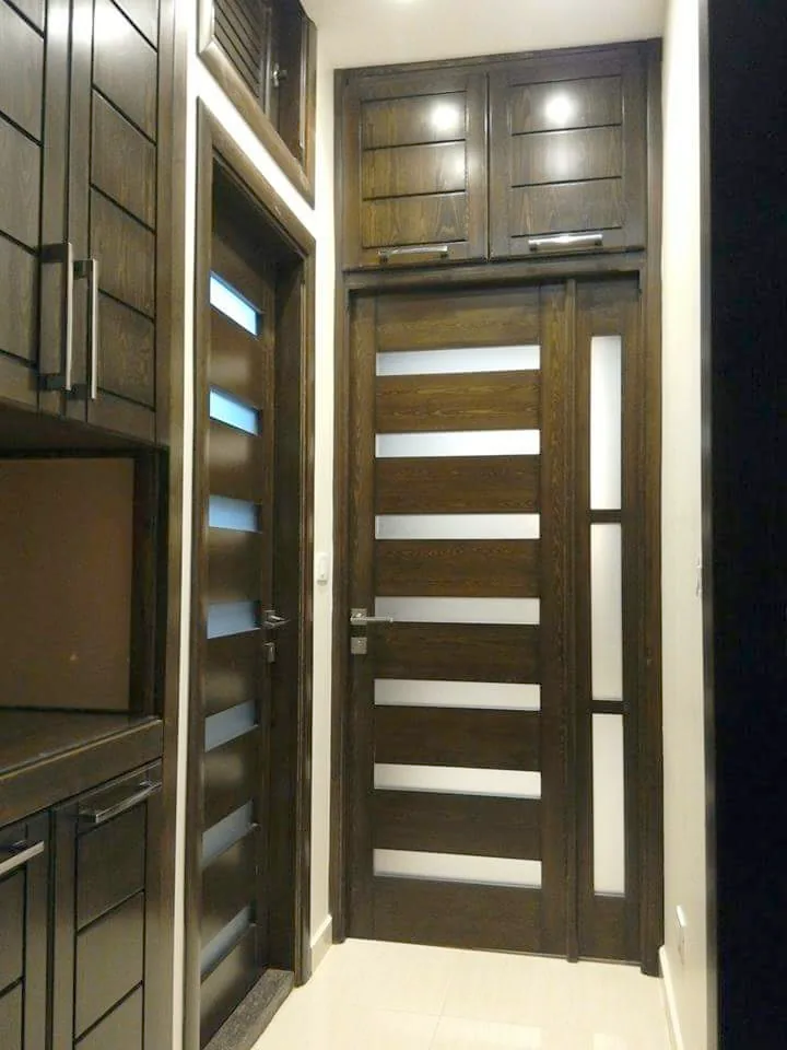 Porte en bois foncé à bandes vitrées horizontales, avec placards assortis