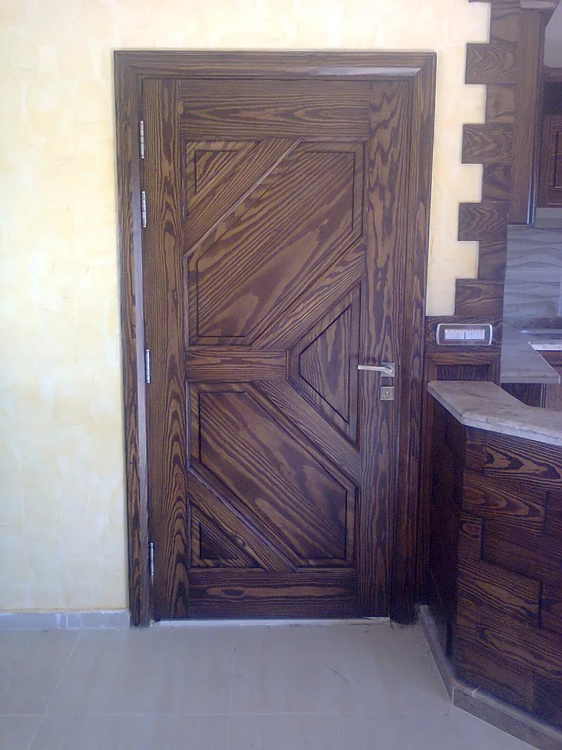 Porte intérieure en bois à panneaux en chevrons