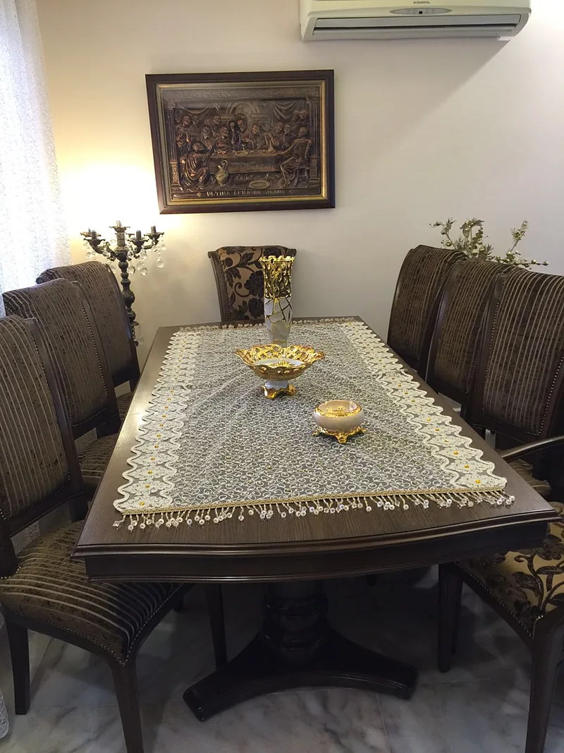 Table à manger en bois foncé avec ses chaises assorties